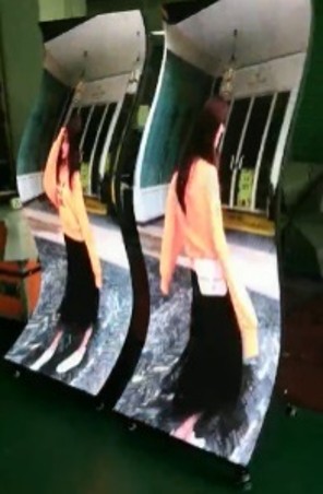 曲面スタンド型ディスプレイ