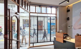 商業施設エントランス